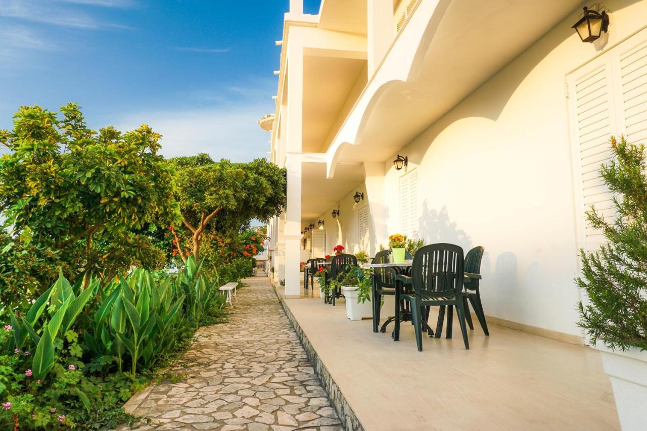 Cubaneros Holiday Inn لاغاناس المظهر الخارجي الصورة