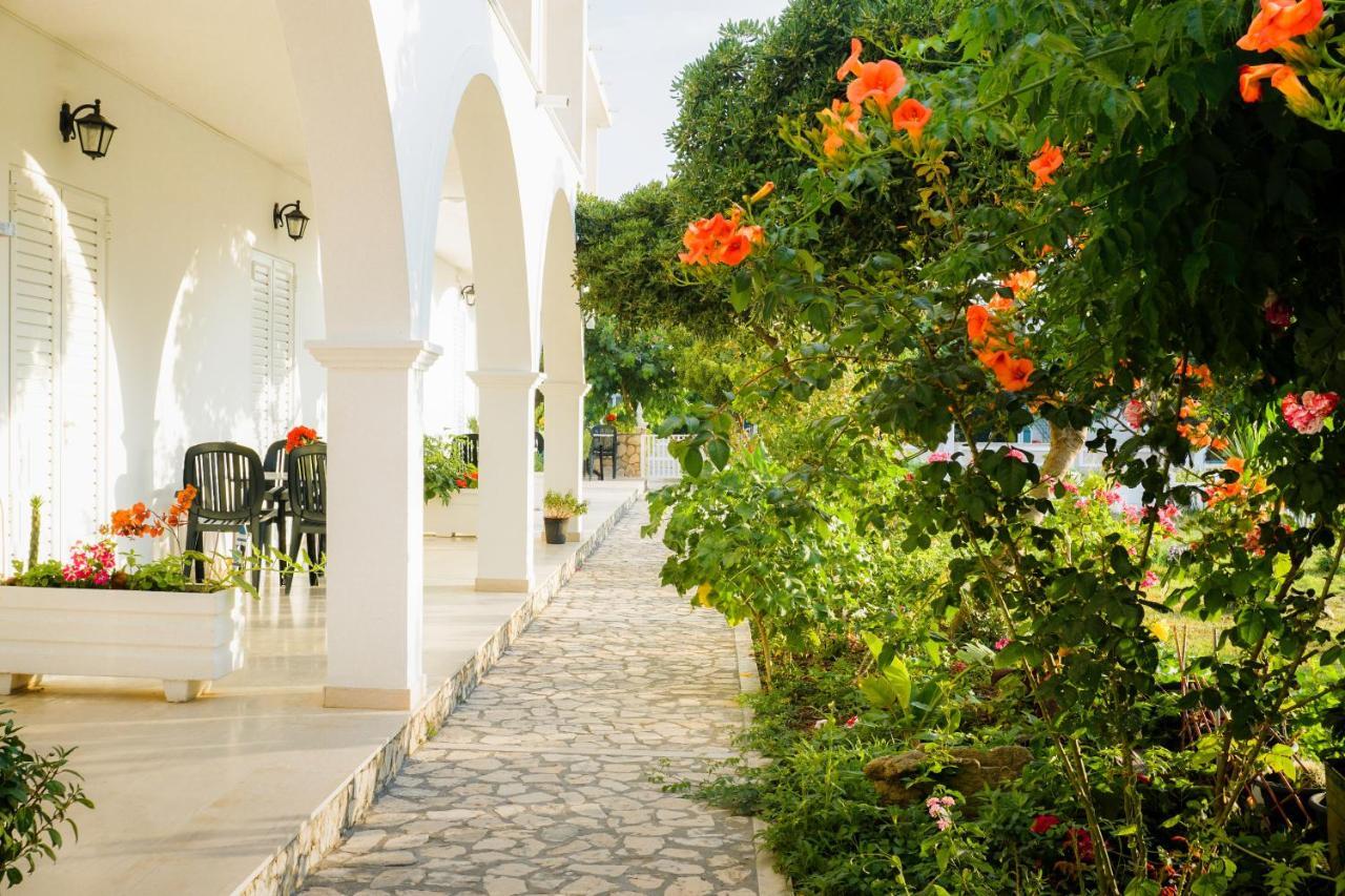 Cubaneros Holiday Inn لاغاناس المظهر الخارجي الصورة